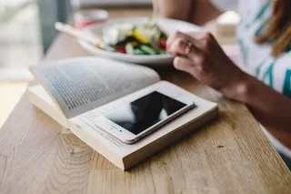 吃早餐和看书的女人