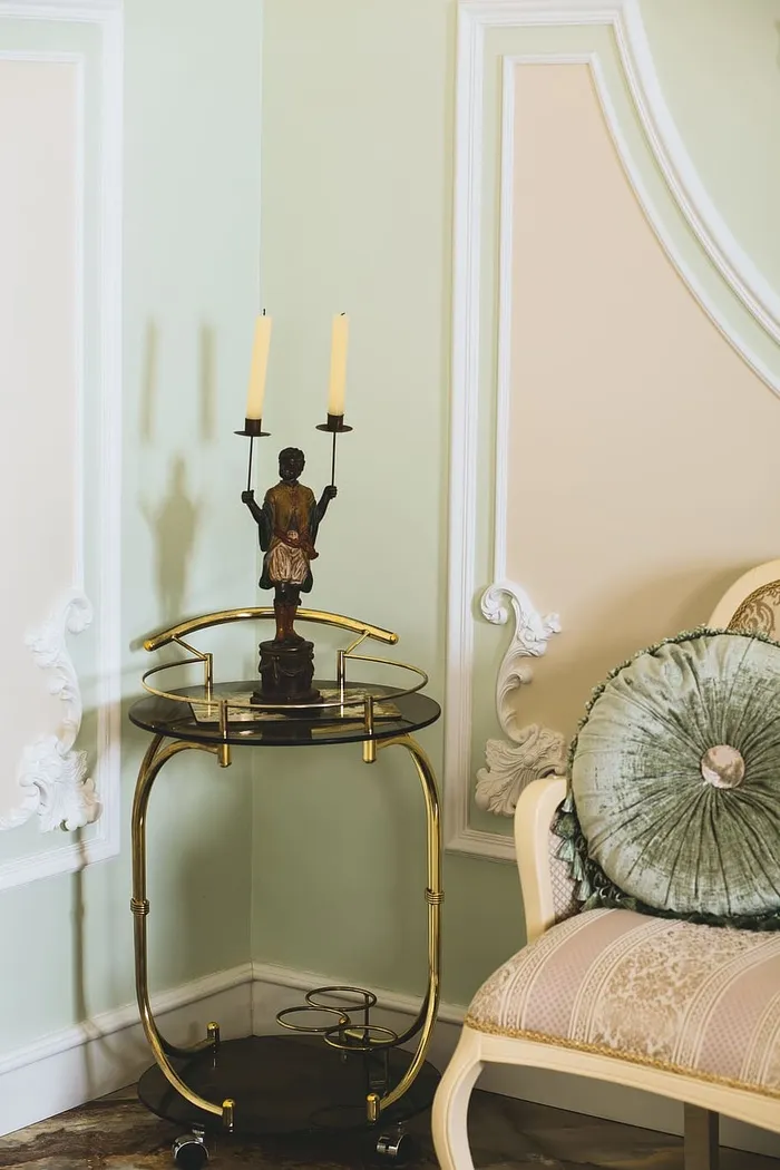 房子里靠近墙壁的端桌上有黑色金属烛台