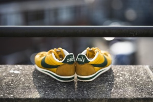 选择焦点拍摄黄色黑白Nike Cortez鞋款
