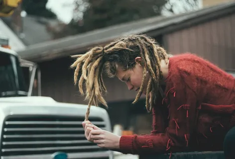 白色卡车旁穿着红色长袖衬衫的女子 白色卡车旁穿着红色长袖衬衫的女子