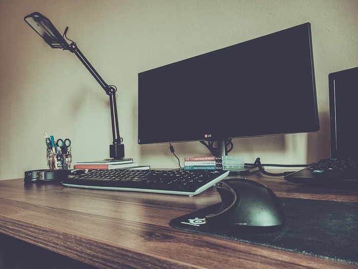 灯、桌子、笔记本电脑、办公室、电脑、当代、室内、键盘