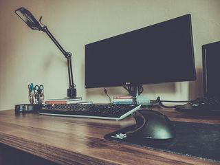 灯、桌子、笔记本电脑、办公室、电脑、当代、室内、键盘