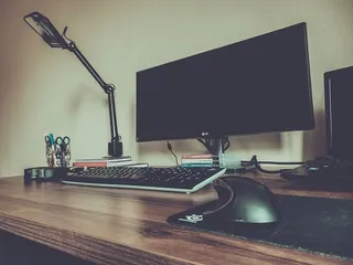 灯、桌子、笔记本电脑、办公室、电脑、当代、室内、键盘