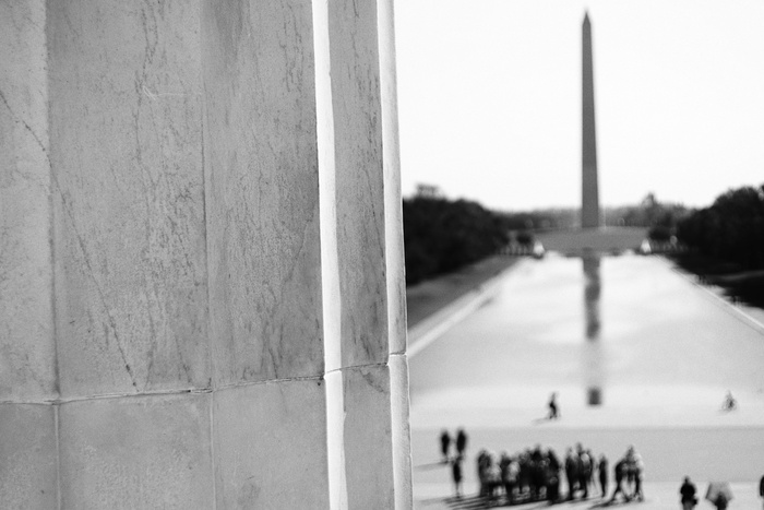 白色木框玻璃门