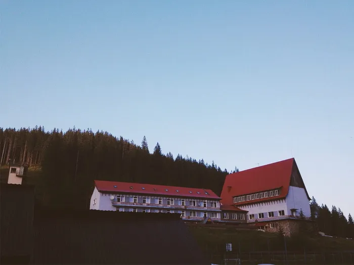 酒店, 建筑, 树, 房子, 建筑, 日光, 屋顶, 天空