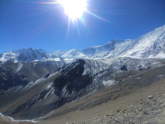 在喜马拉雅山的风景中眺望太阳。