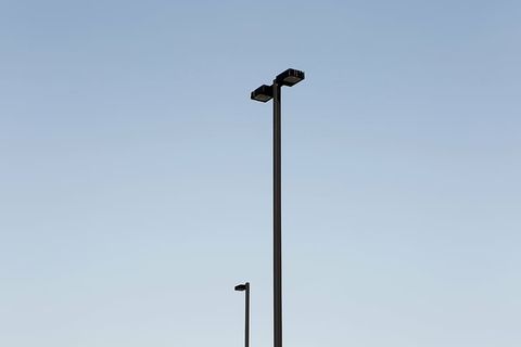 轮廓，金属柱，黑色，灯，柱，白天，灯柱，蓝色