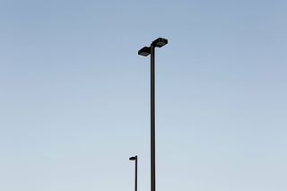 轮廓，金属柱，黑色，灯，柱，白天，灯柱，蓝色