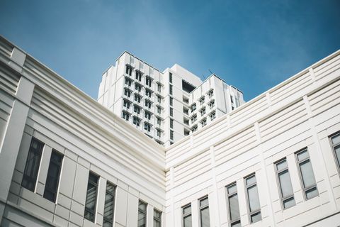 白色,建筑,建筑,结构,窗户,墙,蓝色,建筑外部 白色,建筑,建筑,结构,窗户,墙,蓝色,建筑外部