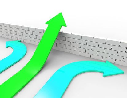 显示未来挑战和障碍的成功箭头