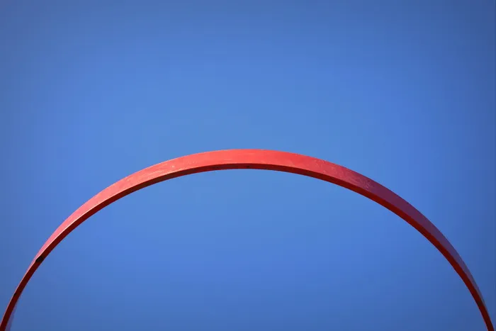 空气，蓝色，篮球圈，空气，蓝色，红色，半圆，没有人，晴朗的天空