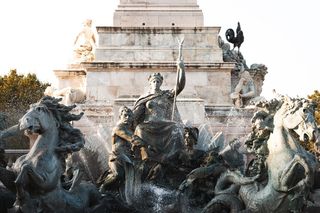 手持三叉戟的雕像