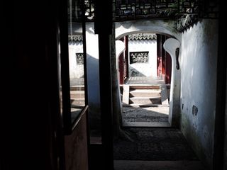 白色墙壁、走廊、地窖、门廊、石板、天井、地牢、户外