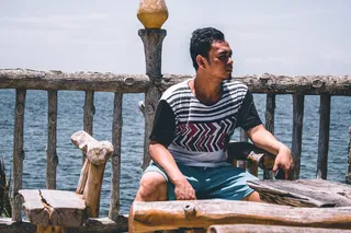 身穿黑白圆领T恤的男子