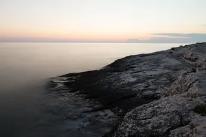 海岸线、水体、水、岩层、细微、云、岩石、海洋的照片