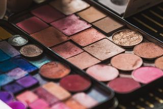 化妆阴影和腮红照片