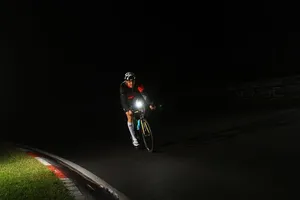 晚上骑自行车