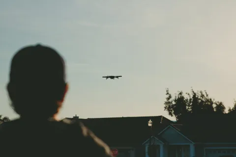 白天站在空中看飞机的男子 白天站在空中看飞机的男子