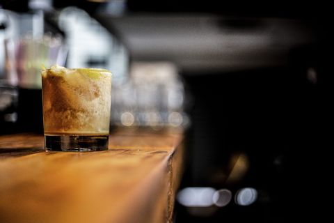 饮用玻璃在棕色木质表面的选择性聚焦摄影