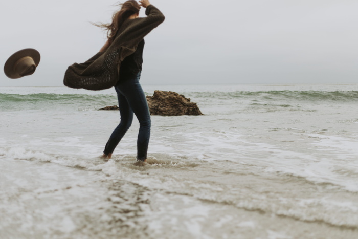 站在海水附近的女人