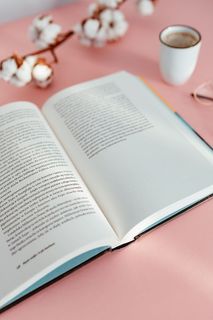 打开粉红色背景的书