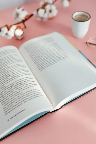 打开粉红色背景的书