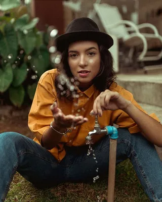 拿着银水龙头的女人