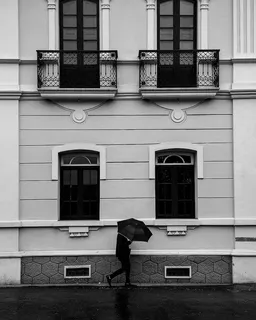 走在大楼旁边的人