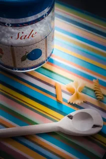 彩色织物上的白色木制汤匙