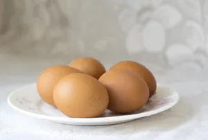 盘子里有五个有机鸡蛋