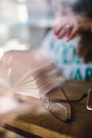 在咖啡馆看书的女人