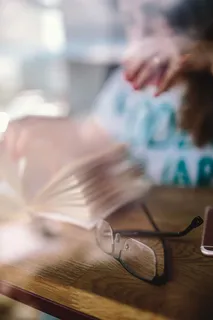 在咖啡馆看书的女人 在咖啡馆看书的女人