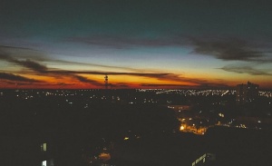 空中、照片、灯光、建筑物、夜间、城市、日落、黄昏