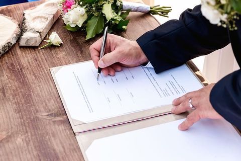 婚礼。新婚夫妇留下签名