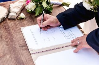 婚礼。新婚夫妇留下签名