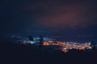 夜间城市景观照片