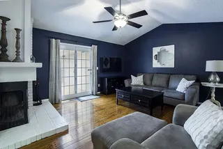 打开吊扇并安装灯具的照片