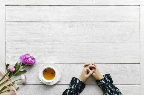 人，坐着，桌子，旁边，白色，陶瓷，茶杯，棕色