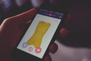 安卓智能手机，显示，黄色，包裹，迷你裙截屏，人物，手持，黑色