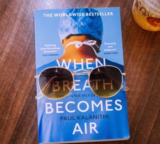 英国，伦敦，咖啡*，当呼吸变成空气，宝石，书，阅读，太阳镜