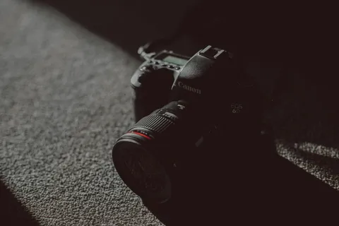 灰色织物上的黑色佳能 EOS 6D 灰色织物上的黑色佳能 EOS 6D