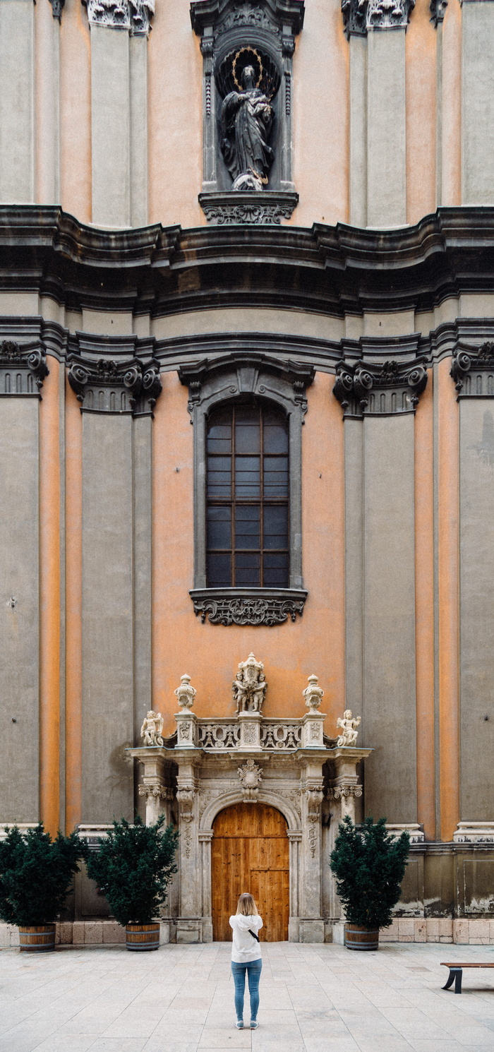 为宗教雕像拍照的人