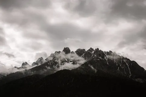 山地灰度摄影 山地灰度摄影