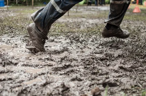 水、鞋子、跑步、泥土、雨水、训练、脚、低处