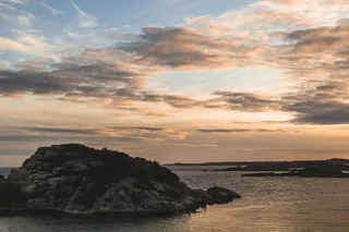 中间有岩石的水体照片