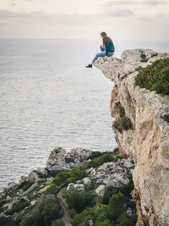 坐在山上的女人 坐在山上的女人