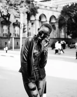 身穿皮夹克的女子单色照片