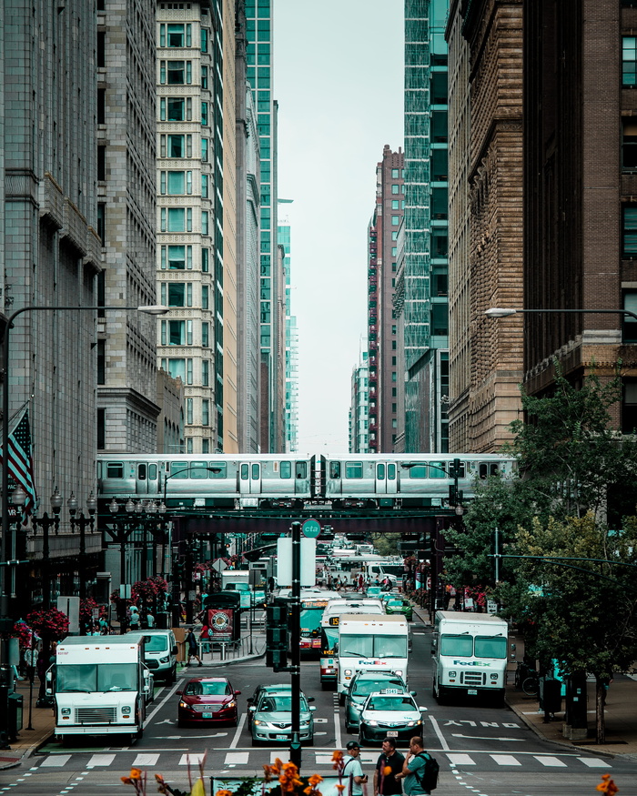 建筑物之间道路上的车辆