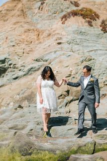 走在岩层旁边的夫妇