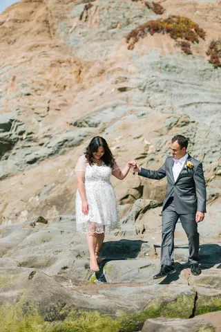 走在岩层旁边的夫妇